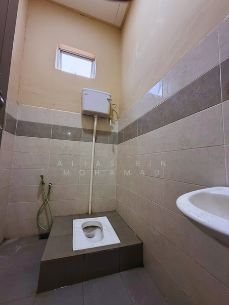 Semi-Detached House for Sale in Alur Limbat (Terengganu) - Alias Bin Mohamad - Bathroom - PropertyGuru.com.my