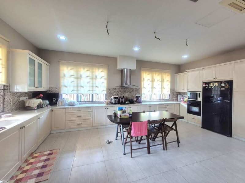 Semi-Detached House for Sale in Bandar Tun Hussein Onn (Cheras) - Rafedah Binti Abdul Aziz - Kitchen - PropertyGuru.com.my