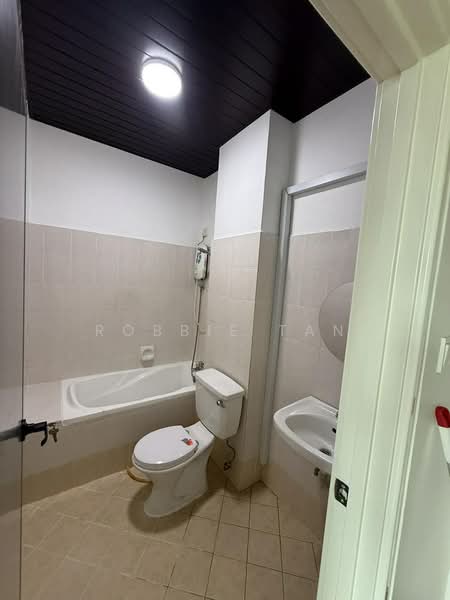 Apartment for Rent at Bayu Puteri 1 - Robbie Tan - Bathroom - PropertyGuru.com.my