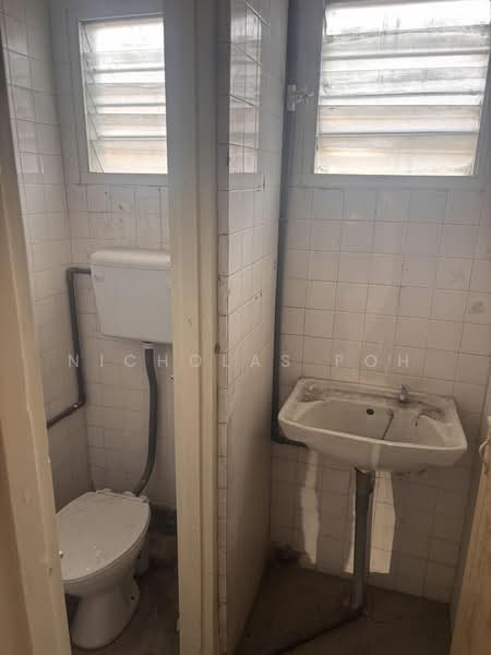 Shop for Rent in Jelapang (Perak) - Nicholas Poh - Bathroom - PropertyGuru.com.my