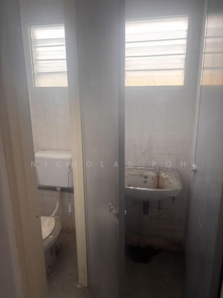 Shop for Rent in Jelapang (Perak) - Nicholas Poh - Bathroom - PropertyGuru.com.my