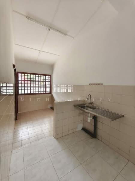 1.5-storey Terraced House for Sale in Taman Pelangi Indah (Ulu Tiram) - Michelle Tey - Kitchen - PropertyGuru.com.my