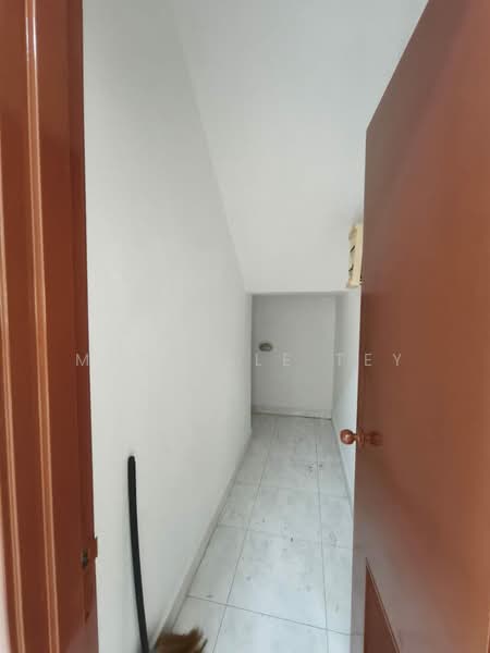 1.5-storey Terraced House for Sale in Taman Pelangi Indah (Ulu Tiram) - Michelle Tey - Corridor - PropertyGuru.com.my
