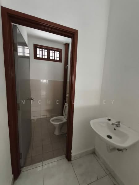 1.5-storey Terraced House for Sale in Taman Pelangi Indah (Ulu Tiram) - Michelle Tey - Bathroom - PropertyGuru.com.my