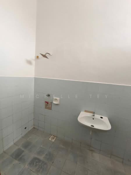 1.5-storey Terraced House for Sale in Taman Pelangi Indah (Ulu Tiram) - Michelle Tey - Bathroom - PropertyGuru.com.my