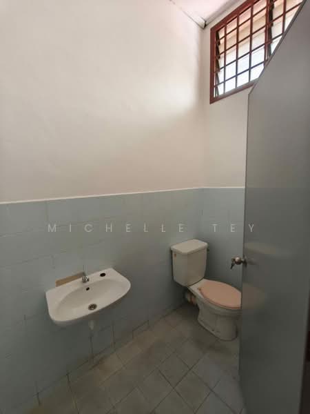 1.5-storey Terraced House for Sale in Taman Pelangi Indah (Ulu Tiram) - Michelle Tey - Bathroom - PropertyGuru.com.my
