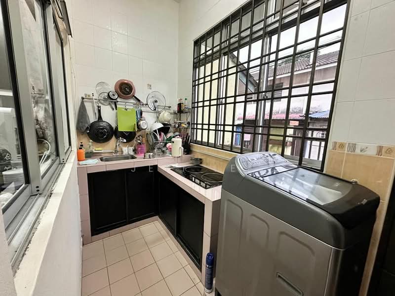 Taman Daya untuk Untuk Dijual - RM 700,000, Feb 2026 - Kitchen - PropertyGuru.com.my