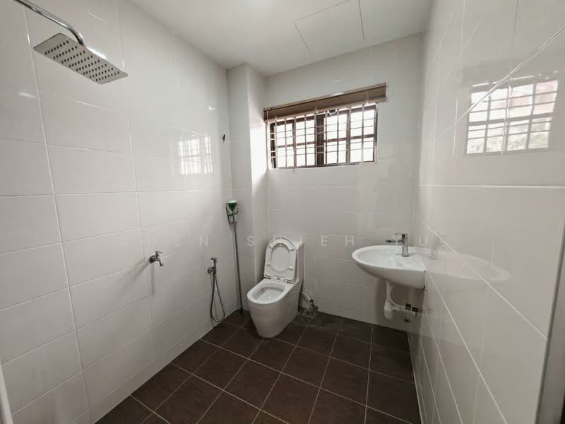 Bungalow for Sale in Bandar Putra (Kulai) - Chen Shieh Yu - Bathroom - PropertyGuru.com.my