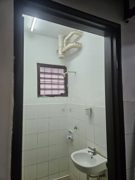 Flat for Sale at Pangsapuri Seroja - Steven Ng - Bathroom - PropertyGuru.com.my
