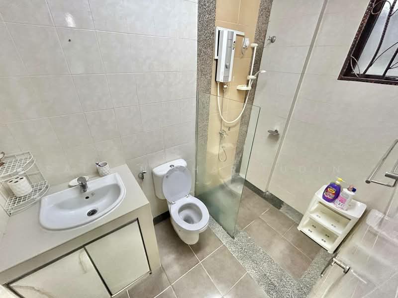 Semi-Detached House for Sale in Shah Alam (Selangor) - Salman Sharifudin - Bathroom - PropertyGuru.com.my