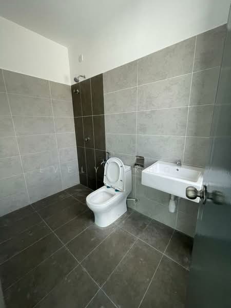 Semi-Detached House for Sale in Taman Scientex Rawang (Rawang) - Evelyn Khoo - Bathroom - PropertyGuru.com.my