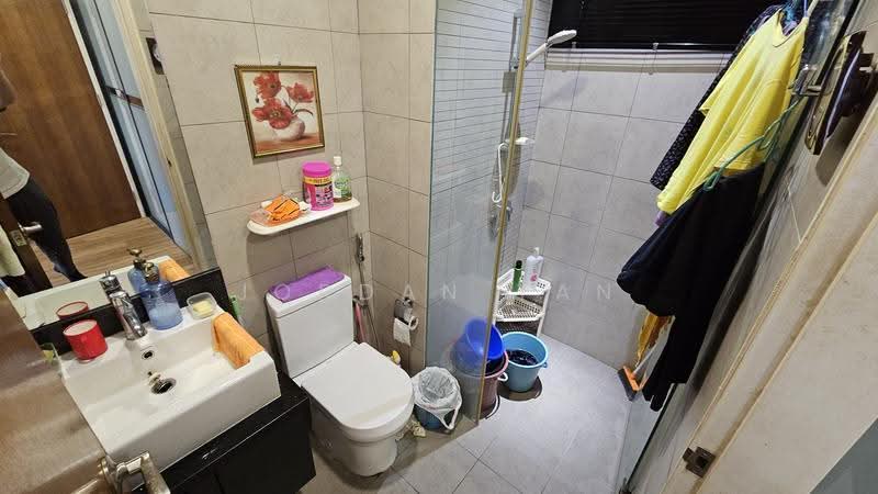 Kediaman Servis untuk Dijual di Setia SKY Residences - Jordan Tan - Bathroom - PropertyGuru.com.my