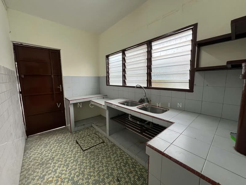 1.5-storey Terraced House for Rent in Taman Boon Bak (Ipoh) - Vincent Chin - Kitchen - PropertyGuru.com.my