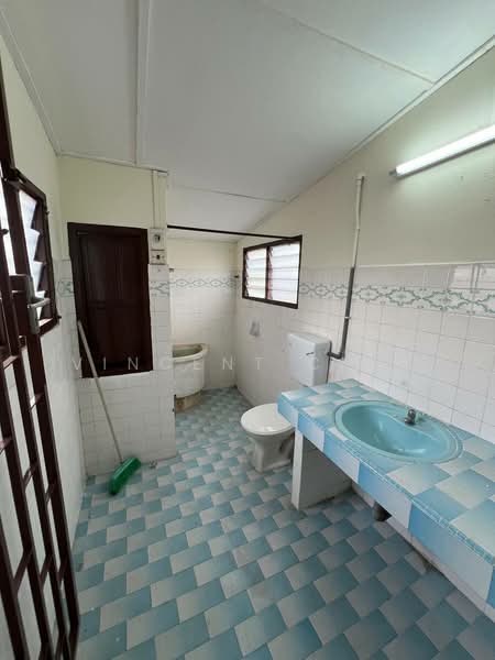 1.5-storey Terraced House for Rent in Taman Boon Bak (Ipoh) - Vincent Chin - Bathroom - PropertyGuru.com.my