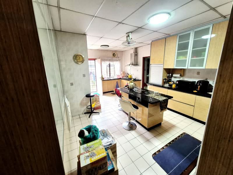 Seksyen 11 untuk Untuk Dijual - RM 2,390,000, Mac 2026 - Kitchen - PropertyGuru.com.my