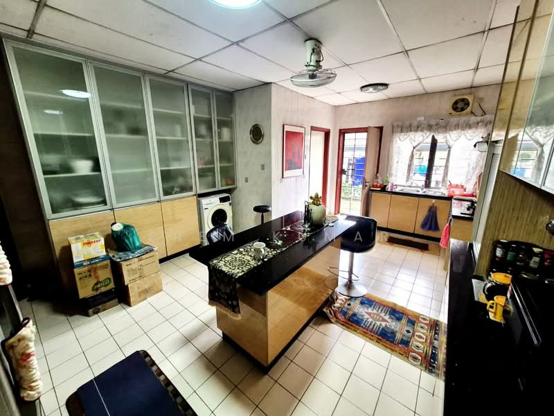 Seksyen 11 untuk Untuk Dijual - RM 2,390,000, Mac 2026 - Kitchen - PropertyGuru.com.my