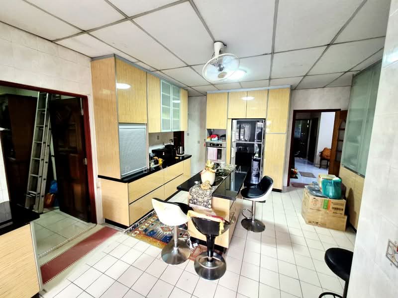 Seksyen 11 untuk Untuk Dijual - RM 2,390,000, Mac 2026 - Kitchen - PropertyGuru.com.my