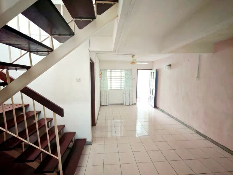 Pengkalan Double Storey Terrace House For Sale untuk Untuk Dijual - RM 220,000, Mac 2026 - Living Room - PropertyGuru.com.my