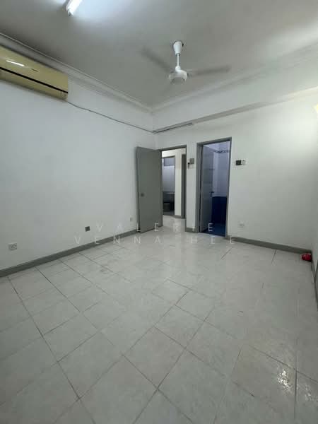 Condominium for Rent at Impian Heights - Valerie Venna Hee - Master bedroom  - PropertyGuru.com.my