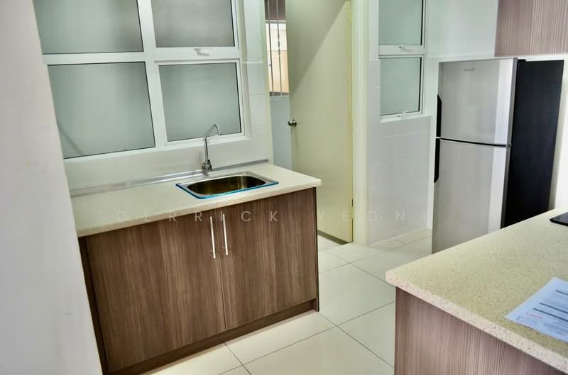 The Zest @ Kinrara 9 untuk Untuk Disewa - RM 1,800 /bulan, Feb 2026 - Kitchen - PropertyGuru.com.my