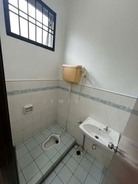 2-storey Terraced House for Sale in Taman Setia Indah (Tebrau) - Jemie . - Bathroom - PropertyGuru.com.my