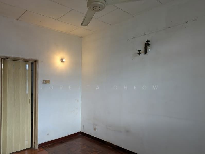 Subang Perdana Goodyear Court 6 untuk Untuk Dijual - RM 315,000, Feb 2026 - Master Bedroom with lights & ceiling fan - PropertyGuru.com.my