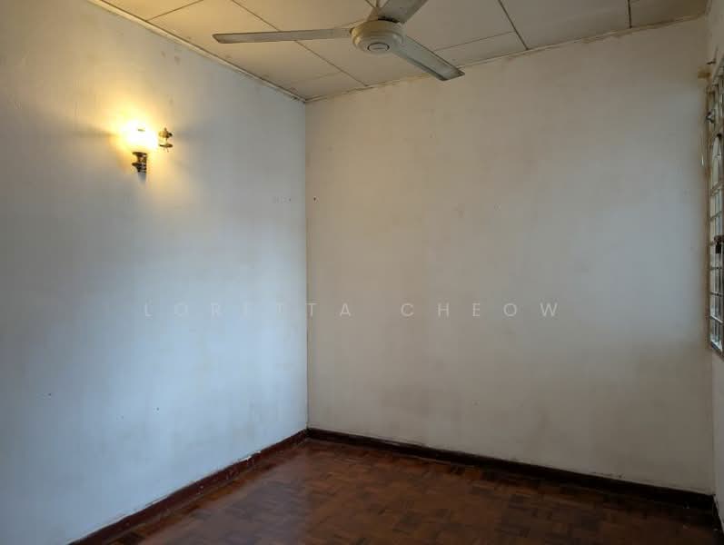 Subang Perdana Goodyear Court 6 untuk Untuk Dijual - RM 315,000, Feb 2026 - 2nd Bedroom with lights & ceiling fan - PropertyGuru.com.my