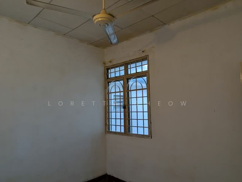Subang Perdana Goodyear Court 6 untuk Untuk Dijual - RM 315,000, Feb 2026 - 3rd Bedroom with lights & ceiling fan - PropertyGuru.com.my