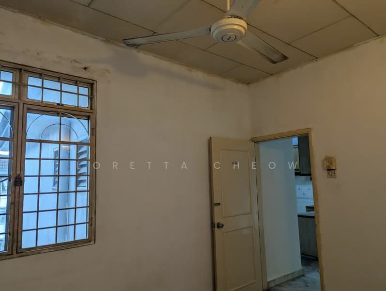 Subang Perdana Goodyear Court 6 untuk Untuk Dijual - RM 315,000, Feb 2026 - 3rd Bedroom with lights & ceiling fan - PropertyGuru.com.my