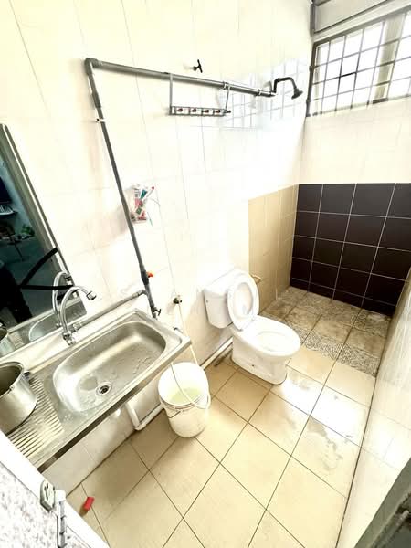 Shop for Sale in Klang (Selangor) - Syamsul Ilham - Bathroom - PropertyGuru.com.my