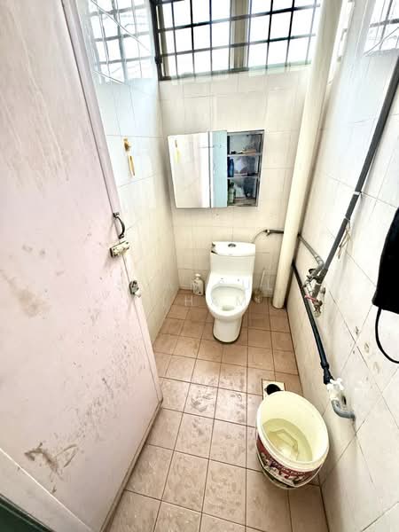 Shop for Sale in Klang (Selangor) - Syamsul Ilham - Bathroom - PropertyGuru.com.my