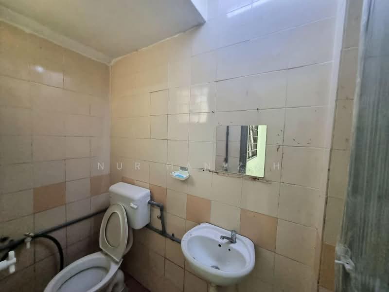 Townhouse for Sale in Taman Puncak Perdana (Shah Alam) - Nur Hanizah - Bathroom - PropertyGuru.com.my