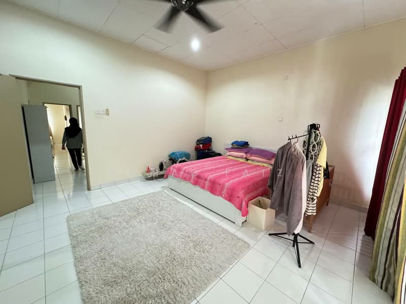 2-storey Terraced House for Sale in Taman Ixora (Sepang) - Ahmad Faiz - Master Bedroom - PropertyGuru.com.my