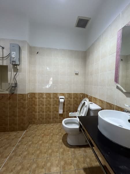 Semi-Detached House for Sale in Kapar (Selangor) - Elaine Yap - Bathroom - PropertyGuru.com.my