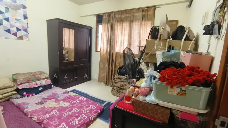Flat for Sale at Flat Pkns Au3 - Azlan Shafei - Bedroom - PropertyGuru.com.my