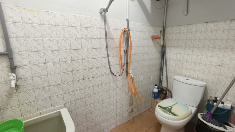 Flat for Sale at Flat Pkns Au3 - Azlan Shafei - Bathroom - PropertyGuru.com.my