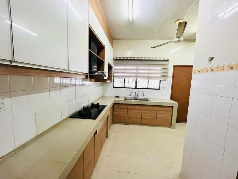 3-storey Terraced House for Sale in Bukit Antarabangsa (Ulu Kelang) - Afiqah . - Kitchen - PropertyGuru.com.my