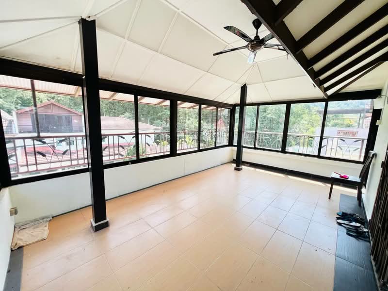 3-storey Terraced House for Sale in Bukit Antarabangsa (Ulu Kelang) - Afiqah . - Balcony - PropertyGuru.com.my