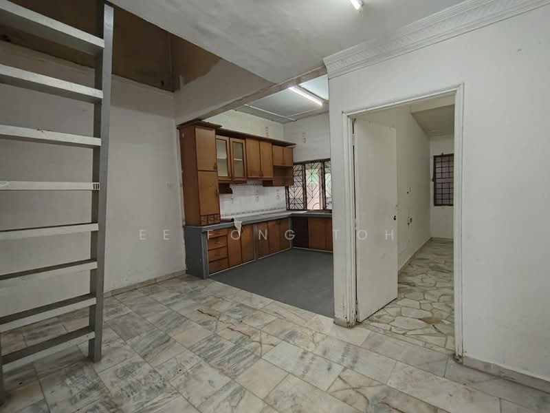 1-storey Terraced House for Sale in Taman Johor Jaya (Johor Bahru) - Ee Fong Toh - Kitchen - PropertyGuru.com.my