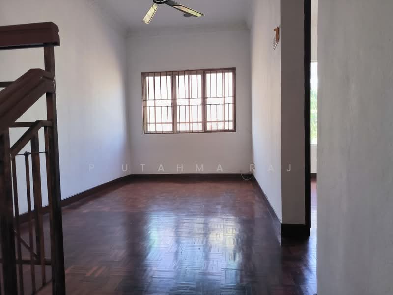 2-storey Terraced House for Sale in Putra Heights (Subang Jaya) - P Utahma Raj - Living Room - PropertyGuru.com.my
