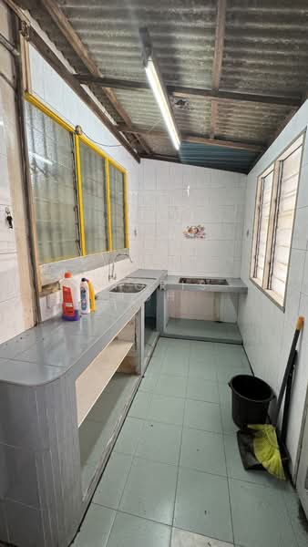 Flat Taman Ungku Tun Aminah untuk Untuk Disewa - RM 800 /bulan, Feb 2026 - Kitchen - PropertyGuru.com.my
