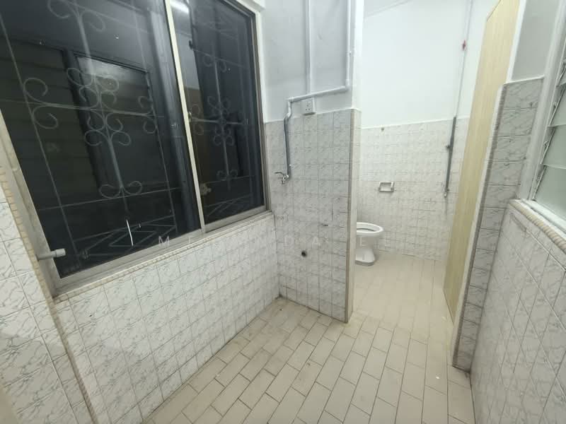 Flat for Sale at Flat Taman Ungku Tun Aminah - Melinda Ee - Bathroom - PropertyGuru.com.my