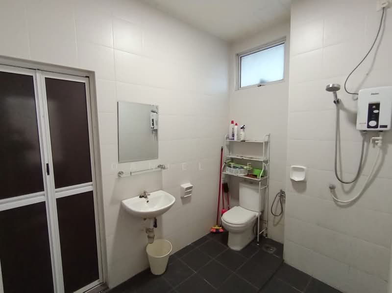 Service Residence for Rent at THE SENAI GARDEN (PANGSAPURI IMPIAN SENAI) - Daniel Tey - Bathroom - PropertyGuru.com.my