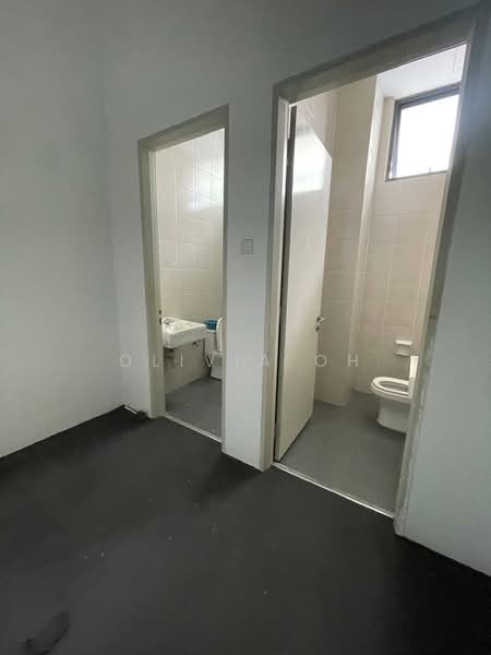 Semi-D Factory for Rent in Balakong (Selangor) - OLIVIA OH - Bathroom - PropertyGuru.com.my
