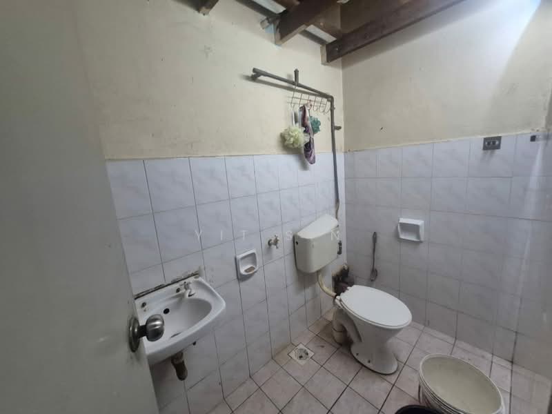 Taman Selesa Jaya untuk Untuk Disewa - RM 2,000 /bulan, Mac 2026 - Bathroom - PropertyGuru.com.my