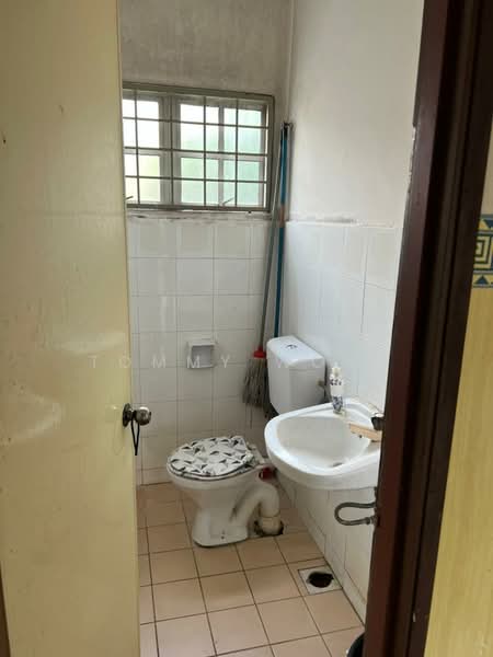 2-storey Terraced House for Sale in Bandar Putra Permai (Seri Kembangan) - Tommy Wong - Bathroom - PropertyGuru.com.my