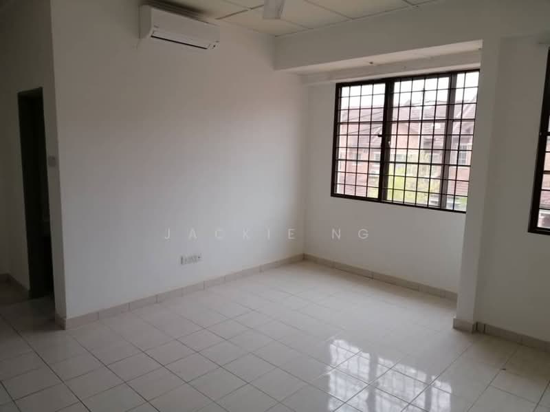 Rumah Teres untuk Dijual di Sungai Long (Bandar Sungai Long) - Jackie Ng - Master Bedroom - PropertyGuru.com.my