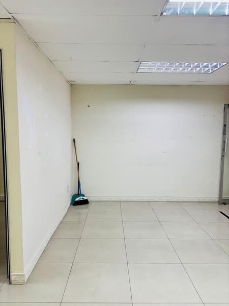 Shop / Office for Rent in Taman Molek (Johor Bahru) - Shirley Haw - Interior - PropertyGuru.com.my