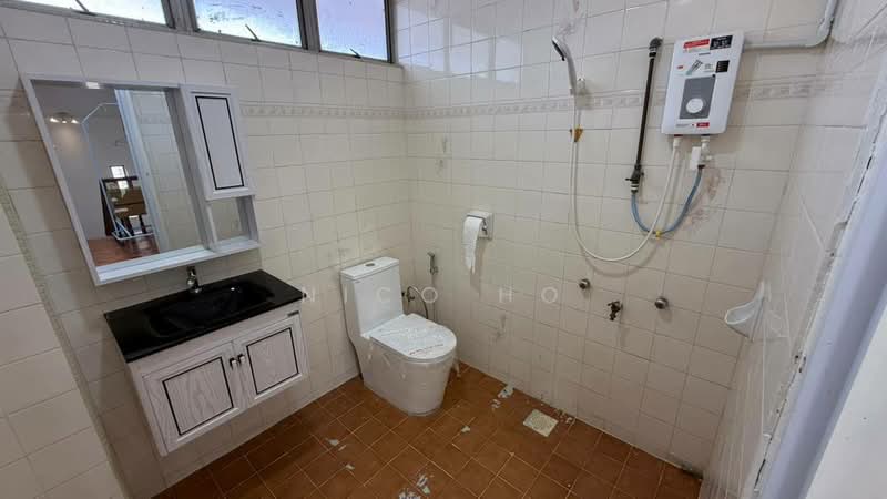 2.5-storey Terraced House for Sale in Taman Pelangi (Johor Bahru) - Nico Ho - Bathroom - PropertyGuru.com.my