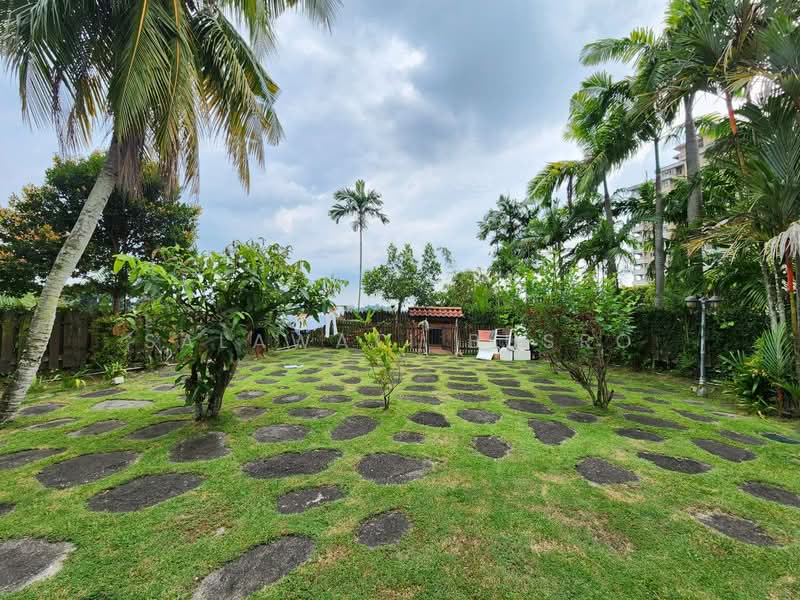 Bungalow for Sale in Sultan Abdul Aziz Shah Golf & Country Club (Shah Alam) - Salawati Busro - Garden - PropertyGuru.com.my